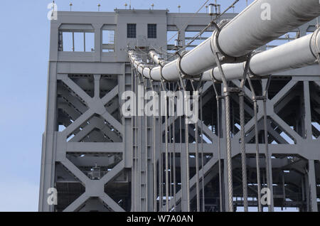 GWB: Eine Reise von New Jersey nach New York zu Fuß über die George Washington Brücke Details eine einzigartige Perspektive auf die weltberühmte Struktur. Stockfoto