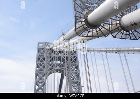 GWB: Eine Reise von New Jersey nach New York zu Fuß über die George Washington Brücke Details eine einzigartige Perspektive auf die weltberühmte Struktur. Stockfoto