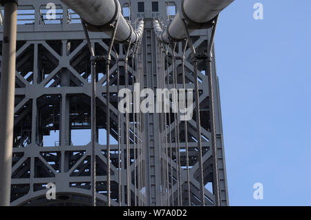 GWB: Eine Reise von New Jersey nach New York zu Fuß über die George Washington Brücke Details eine einzigartige Perspektive auf die weltberühmte Struktur. Stockfoto