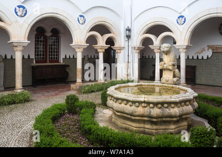 Springbrunnen im Innenhof des Condes de Castro Guimaraes Musem, früher bekannt als Torre de S. Sebastião (Saint Sebastian Tower) in Cascais, Portugal Stockfoto