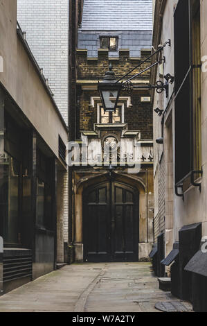 Die historischen Clifford's Inn, einem ehemaligen Kanzlei Inn, in einer Gasse aus Fleet Street in London. Das Inn wurde ursprünglich im Jahre 1344 gegründet. Stockfoto