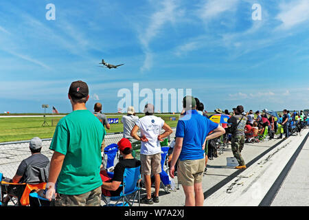 Zuschauer verfolgen eine Leistung an der 2108 Cleveland National Air Show in Burke Lakefront Airport in der Innenstadt von Cleveland, Ohio, USA. Stockfoto