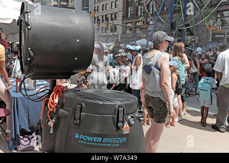 Eine Frau, die an der 150 Cleveland Öffentliche Bibliothek Jubiläum Street Fair kühlt sich vor einem mobile Breezer in der Innenstadt von Cleveland, Ohio, USA. Stockfoto