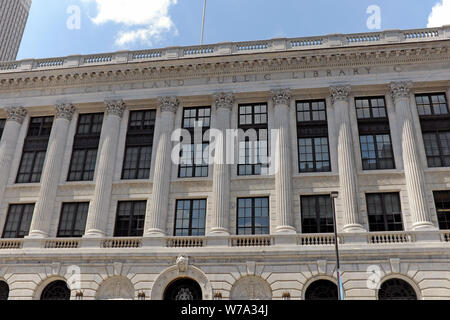 Die Cleveland Public Library, die in die Spitze des äußeren der klassischen Renaissance gestalteten Bibliothek eingeschrieben war, die 1925 in Cleveland, Ohio, fertiggestellt wurde. Stockfoto