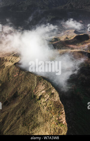 Luftbild des Batur Vulkan Caldera in Bali. Vulkanischen schwarzen Textur und Kraterrand, Ansicht von oben, drone Schuß Stockfoto