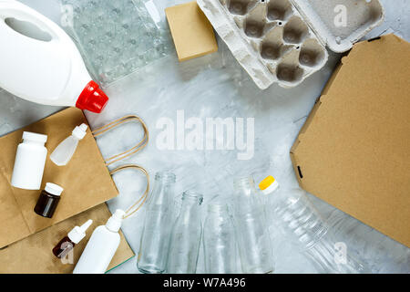 Flach unterschiedlicher Abfälle bereit für das Recycling in weiß Warenkorb. Kunststoff, Glas, Papier. Soziale Verantwortung, Ökologie, Recycling zu Hause anhand von quantitativen Simulatio Stockfoto