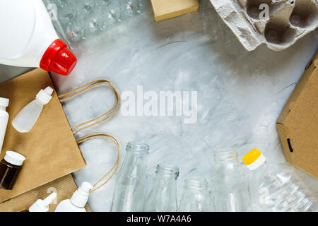 Flach unterschiedlicher Abfälle bereit für das Recycling in weiß Warenkorb. Kunststoff, Glas, Papier. Soziale Verantwortung, Ökologie, Recycling zu Hause anhand von quantitativen Simulatio Stockfoto