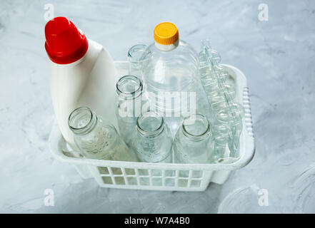 Flach unterschiedlicher Abfälle bereit für das Recycling in weiß Warenkorb. Kunststoff, Glas, Papier. Soziale Verantwortung, Ökologie, Recycling zu Hause Stockfoto