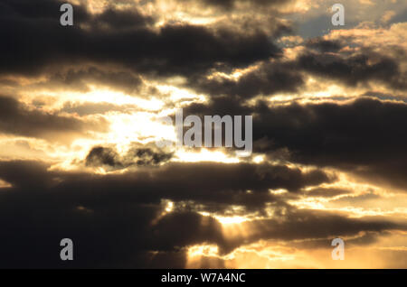 FAHRENHEIT 2020: Ein Sonnenuntergang Mitte märz verlässt den Himmel über dem Flughafen Newark versengt. Stockfoto