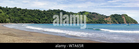 Pano von Playa Herradura, Strand mit türkisblauem Wasser und einige Boote in Costa Rica Stockfoto