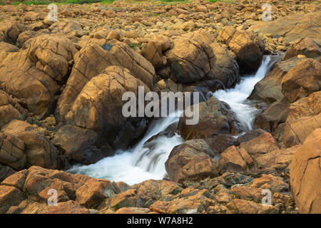 Wasserfall im Winter Haus Bach entlang Tableland Trail, Gros Morne National Park, Neufundland und Labrador, Kanada Stockfoto