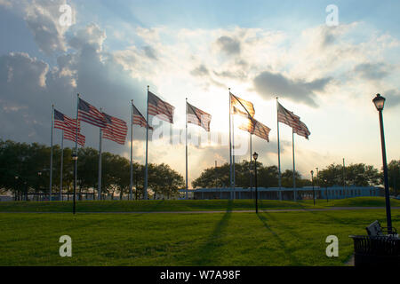 Sonne scheint durch ein Feld von US-Flaggen im Liberty State Park, in Jersey City, New Jersey Stockfoto