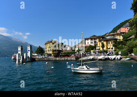 Die schöne Varenna Gemeinde teilt seine attraktiven Grenzen und Waterfront Eigenschaften am Comer See von Italien Stockfoto