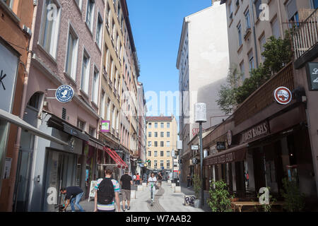 LYON, Frankreich - 17. JULI 2019: Rue Victor Fort Street auf Croix Rousse Hügel in Lyon. Es ist eine Fußgängerzone mit Wohngebäude und gewerbliche Stockfoto