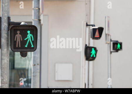Fußgängerzone grünes Licht auf eine Ampel, bleiben durch die französischen und europäischen Verkehrsregeln, Vermietung wandern Menschen überquert einen Zebrastreifen und ein s Stockfoto