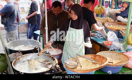 Jakarta, Indonesien - August 2019: ein Mann & Frau Paar zusammen kochen im eigenen Street Food stall. Stockfoto