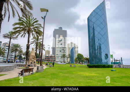 Parque Alfredo Salazar (Alfredo Salazar Park), Alfredo Salazar Monument, Larcomar Shopping Centre, Malecón de La Reserva, Miraflores, Lima, Peru Stockfoto