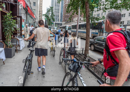 Touristen mit gemieteten Fahrräder Manhattan, New York City, USA Stockfoto