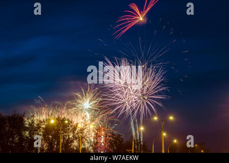 Feuerwerk in der Stadt, langsame Verschlussgeschwindigkeit Stockfoto