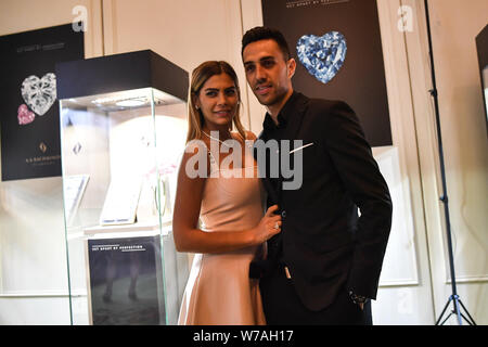 Der israelische Fußball-Spieler Eran Zahavi von Guangzhou R&F und seine Frau für Fotos während einer Werbeveranstaltung für ein Diamant Marke in Guangzhou City darstellen, so Stockfoto