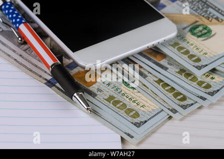 Telefon und american flag Pen auf Geld. Finanzen Konzept. Stockfoto