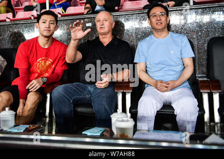 Xu Hui (Jiayin Ka Yan), rechts, Vorsitzender des Evergrande Gruppe, Gespräche mit Head Coach Luiz Felipe Scolari von Guangzhou Evergrande beobachten, wie sie das 28. Stockfoto