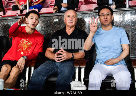 Xu Hui (Jiayin Ka Yan), rechts, Vorsitzender des Evergrande Gruppe, Gespräche mit Head Coach Luiz Felipe Scolari von Guangzhou Evergrande beobachten, wie sie das 28. Stockfoto