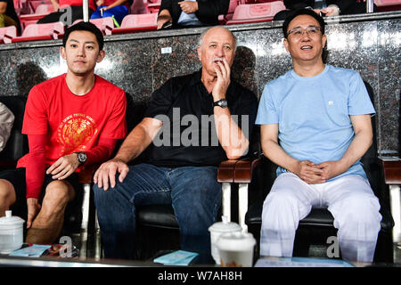 Xu Hui (Jiayin Ka Yan), rechts, Vorsitzender des Evergrande Gruppe, Gespräche mit Head Coach Luiz Felipe Scolari von Guangzhou Evergrande beobachten, wie sie das 28. Stockfoto
