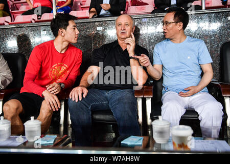 Xu Hui (Jiayin Ka Yan), rechts, Vorsitzender des Evergrande Gruppe, Gespräche mit Head Coach Luiz Felipe Scolari von Guangzhou Evergrande beobachten, wie sie das 28. Stockfoto