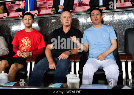 Xu Hui (Jiayin Ka Yan), rechts, Vorsitzender des Evergrande Gruppe, Gespräche mit Head Coach Luiz Felipe Scolari von Guangzhou Evergrande beobachten, wie sie das 28. Stockfoto