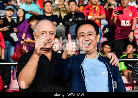 Xu Hui (Jiayin Ka Yan), rechts, Vorsitzender des Evergrande Gruppe, feiert mit Head Coach Luiz Felipe Scolari von Guangzhou Evergrande nach Guangzhou Ev Stockfoto