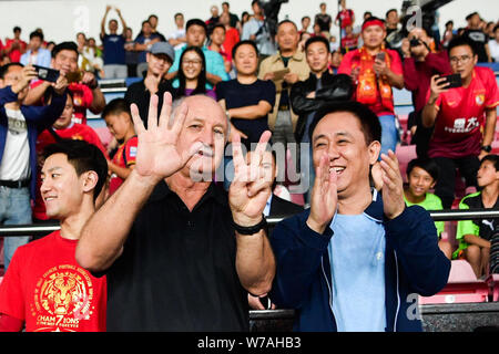 Xu Hui (Jiayin Ka Yan), rechts, Vorsitzender des Evergrande Gruppe, feiert mit Head Coach Luiz Felipe Scolari von Guangzhou Evergrande nach Guangzhou Ev Stockfoto