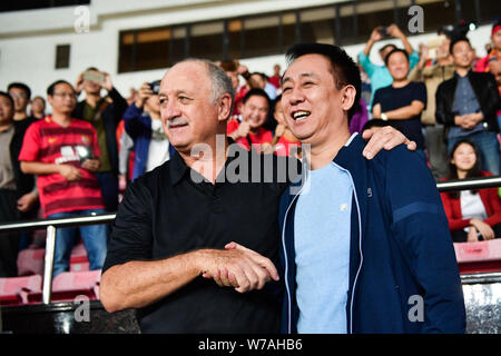 Xu Hui (Jiayin Ka Yan), rechts, Vorsitzender des Evergrande Gruppe, feiert mit Head Coach Luiz Felipe Scolari von Guangzhou Evergrande nach Guangzhou Ev Stockfoto