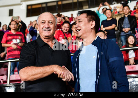 Xu Hui (Jiayin Ka Yan), rechts, Vorsitzender des Evergrande Gruppe, feiert mit Head Coach Luiz Felipe Scolari von Guangzhou Evergrande nach Guangzhou Ev Stockfoto