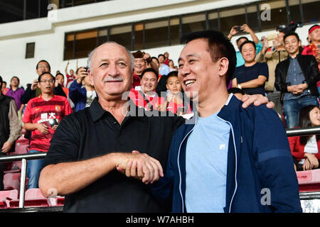 Xu Hui (Jiayin Ka Yan), rechts, Vorsitzender des Evergrande Gruppe, feiert mit Head Coach Luiz Felipe Scolari von Guangzhou Evergrande nach Guangzhou Ev Stockfoto