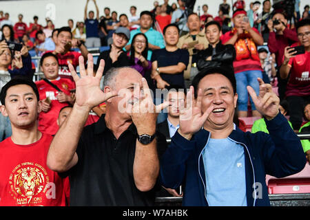 Xu Hui (Jiayin Ka Yan), rechts, Vorsitzender des Evergrande Gruppe, feiert mit Head Coach Luiz Felipe Scolari von Guangzhou Evergrande nach Guangzhou Ev Stockfoto