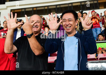 Xu Hui (Jiayin Ka Yan), rechts, Vorsitzender des Evergrande Gruppe, feiert mit Head Coach Luiz Felipe Scolari von Guangzhou Evergrande nach Guangzhou Ev Stockfoto