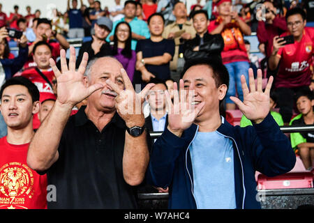 Xu Hui (Jiayin Ka Yan), rechts, Vorsitzender des Evergrande Gruppe, feiert mit Head Coach Luiz Felipe Scolari von Guangzhou Evergrande nach Guangzhou Ev Stockfoto