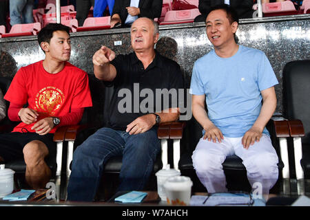 Xu Hui (Jiayin Ka Yan), rechts, Vorsitzender des Evergrande Gruppe, Gespräche mit Head Coach Luiz Felipe Scolari von Guangzhou Evergrande beobachten, wie sie das 28. Stockfoto