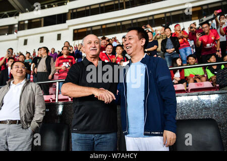 Xu Hui (Jiayin Ka Yan), rechts, Vorsitzender des Evergrande Gruppe, feiert mit Head Coach Luiz Felipe Scolari von Guangzhou Evergrande nach Guangzhou Ev Stockfoto