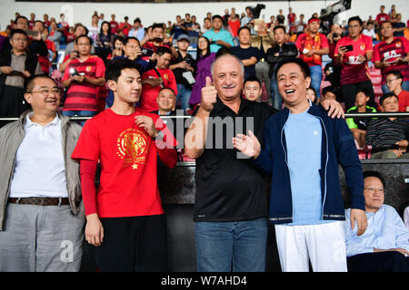 Xu Hui (Jiayin Ka Yan), rechts, Vorsitzender des Evergrande Gruppe, feiert mit Head Coach Luiz Felipe Scolari, zweite rechts, von Guangzhou Evergrande, af Stockfoto