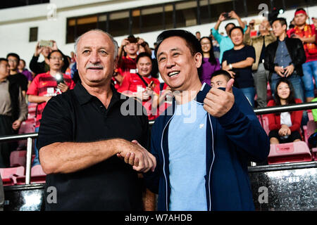 Xu Hui (Jiayin Ka Yan), rechts, Vorsitzender des Evergrande Gruppe, feiert mit Head Coach Luiz Felipe Scolari von Guangzhou Evergrande nach Guangzhou Ev Stockfoto
