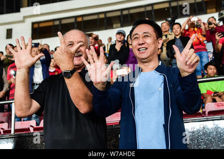 Xu Hui (Jiayin Ka Yan), rechts, Vorsitzender des Evergrande Gruppe, feiert mit Head Coach Luiz Felipe Scolari von Guangzhou Evergrande nach Guangzhou Ev Stockfoto
