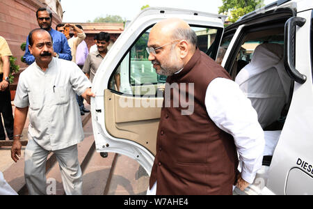 New Delhi, Indien. 05 Aug, 2019. Union Home Minister Amit Shah an das Parlament während der laufenden Haushalt Sitzung ankommt, Shah zog gesetzlichen Beschlüsse in die Rajya Sabha Artikel 370 in Jammu und Kaschmir zu widerrufen. Credit: Jyoti Kapoor/Pacific Press/Alamy leben Nachrichten Stockfoto