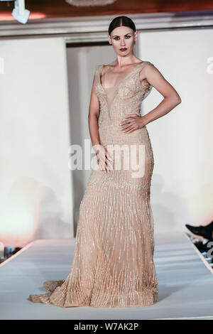 London, Großbritannien. 5. Aug 2019. Designer Abed Mahfouz Vitrinen an der London Arabien Kunst & Fashion Week 2019 im Jumeirah Carlton Tower, am 5. August 2019, London, UK. Stockfoto