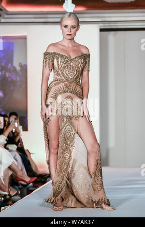 London, Großbritannien. 5. Aug 2019. Designer Abed Mahfouz Vitrinen an der London Arabien Kunst & Fashion Week 2019 im Jumeirah Carlton Tower, am 5. August 2019, London, UK. Stockfoto