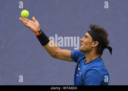 Rafael Nadal aus Spanien serviert gegen Grigor Dimitrov Bulgarien in ihrem Viertelfinale von singles Männer während der Shanghai Rolex Masters Tennis Tour Stockfoto
