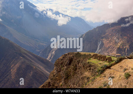 Ein Frame strohgedeckten Hütten mit Blick auf den Apurimac Canyon auf der Choquequirao Trek, der "anderen Machu Picchu, "Capuliyoc, Apurimac, Peru Stockfoto