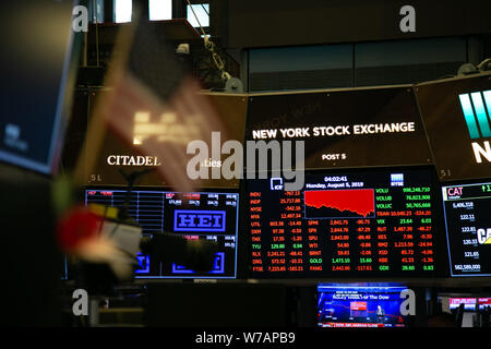 Peking, USA. 5 Aug, 2019. Der Handel auf einem elektronischen Bildschirm an der New York Stock Exchange in New York gesehen, die Vereinigten Staaten, am Aug 5, 2019. Us-Aktien stürzte am Montag als Investoren befürchten, dass US-Präsident Donald Trump in Gefahr neue Zölle auf Einfuhren aus China wird den Handel Perspektiven verschlechtern. Der Dow Jones Industrial Average verringerte 767.27 Punkte oder 2,90 Prozent auf 25,717.74. Der S&P 500 fiel 87.31 Punkte oder 2,98 Prozent auf 2,844.74. Der Nasdaq Composite Index um 278.03 Punkte oder 3,47 Prozent auf 7,726.04. Quelle: Guo Peiran/Xinhua/Alamy leben Nachrichten Stockfoto