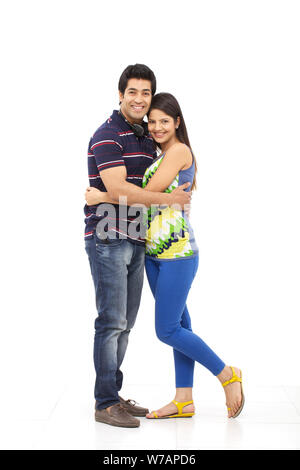 Junger Mann, eine Frau umarmt und lächelnd Stockfoto